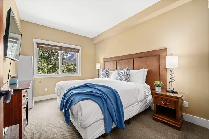 זה חדר השינה השלישי. יש בו מיטת קינג סייז, טלוויזיה עם מסך שטוח ואחסון לחפצים שלכם. 