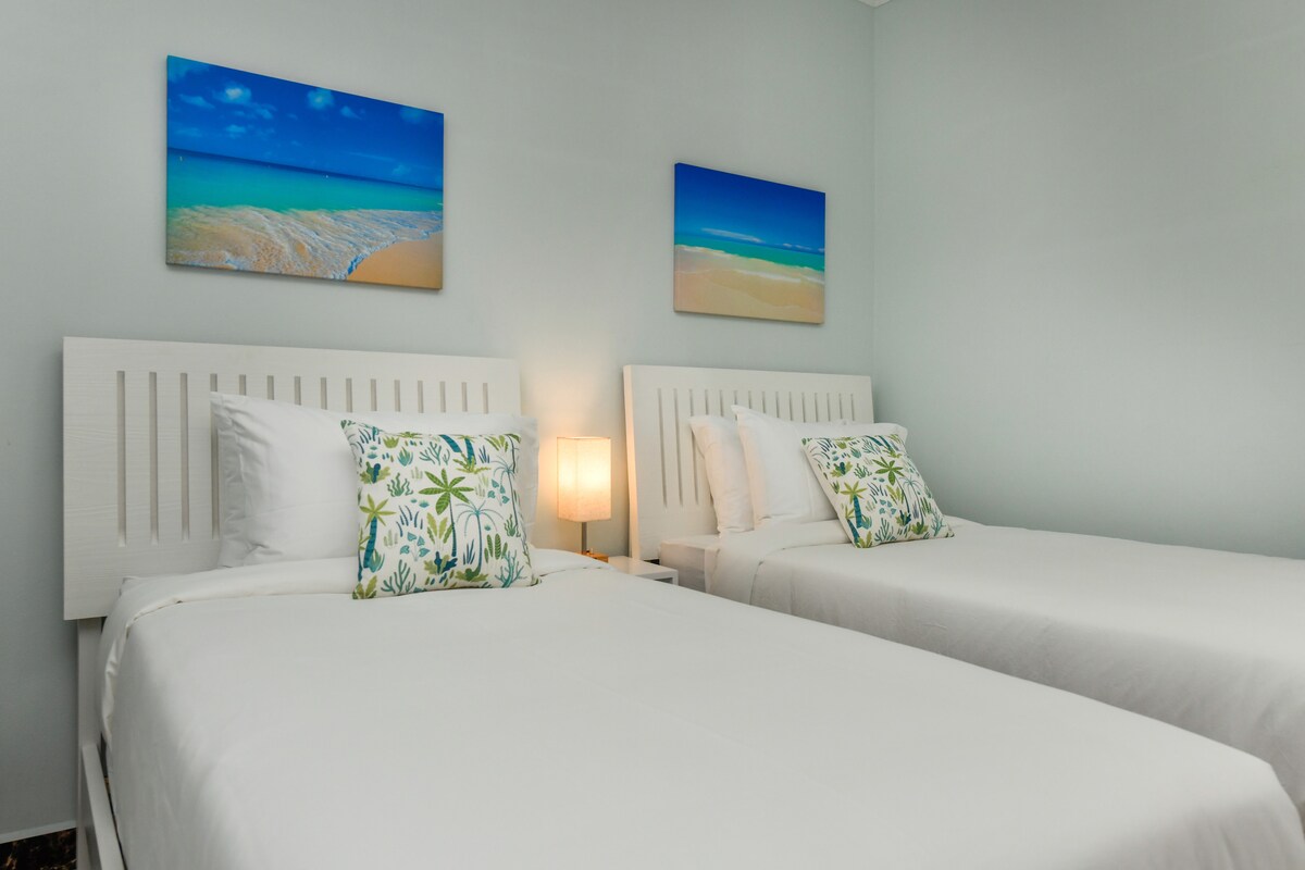 سريران مفردان مع وسائد فاخرة وحمام خاص