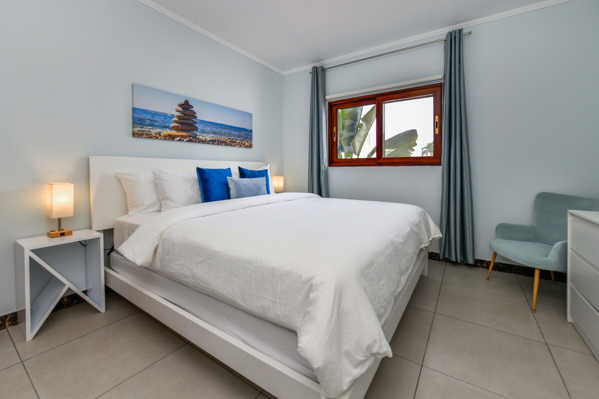 سرير بحجم كبير مع وسائد فاخرة 