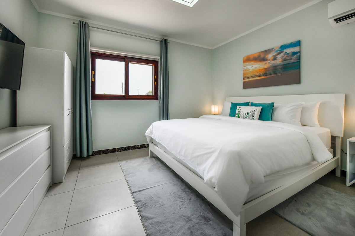 سرير بحجم كبير مع وسائد فاخرة وحمام خاص