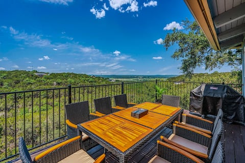 Lago Luxury Retreat: Sunset Views of Lake Travis