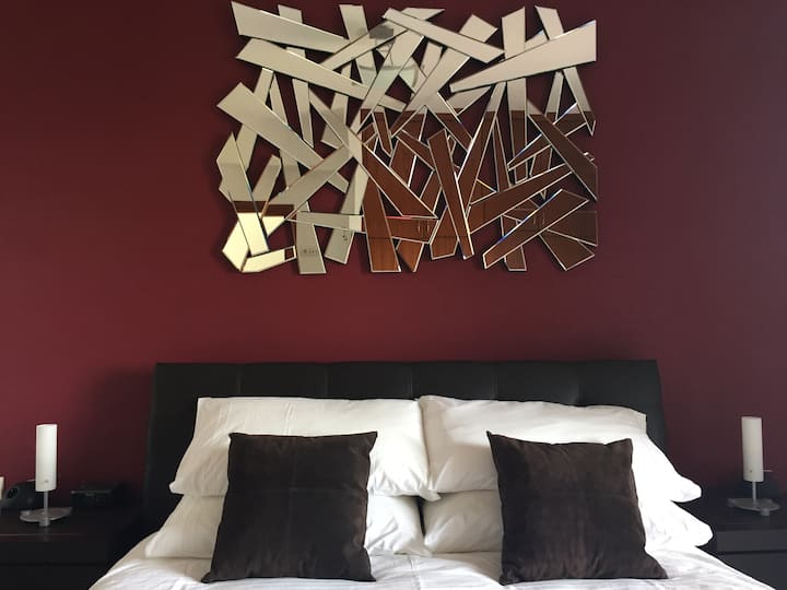 Главната спалня на първия етаж разполага с голямо легло с размер 160 x 200 см и балкони отпред и отзад