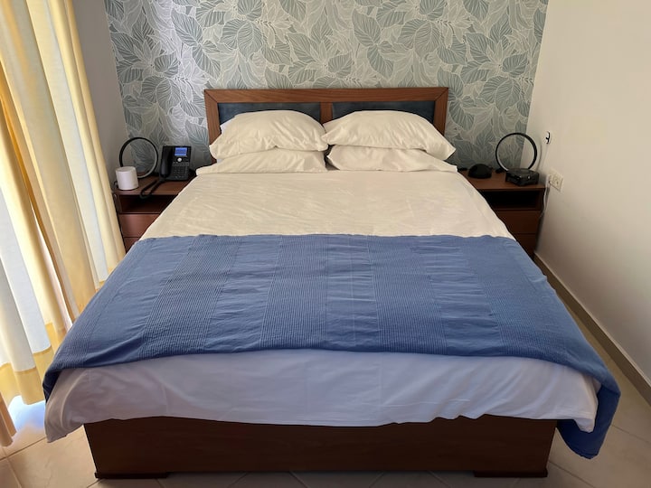 Ново за 2025 г. - Спалня 3 на приземния етаж е обновена с голямо двойно легло 150 x 200 см и нощни шкафчета.  Вратите се отварят към предния балкон.