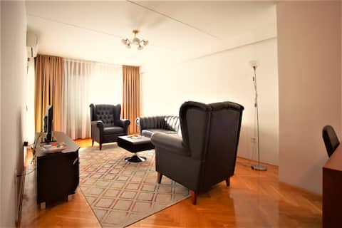 The Parrots Nest - 2BDR with garage- city center