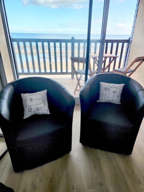 Successful Airbnb property: Le Calypso Sea Front Apartment in Cabourg