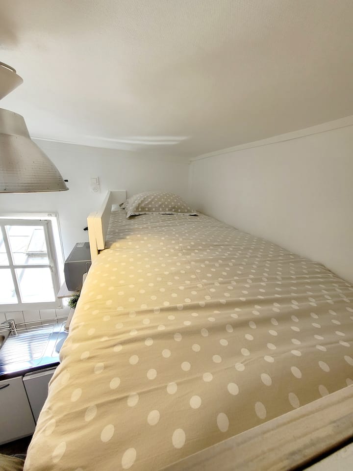 Espace douillet avec un lit et oreiller moelleux (bas), une couette légère et un matelas épais. 