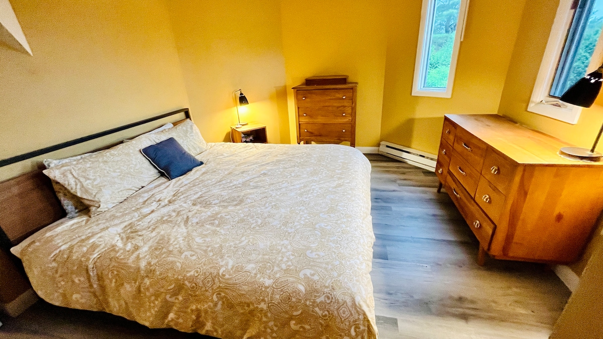 Habitación en una de las torretas con vistas al lago Ste Rose.