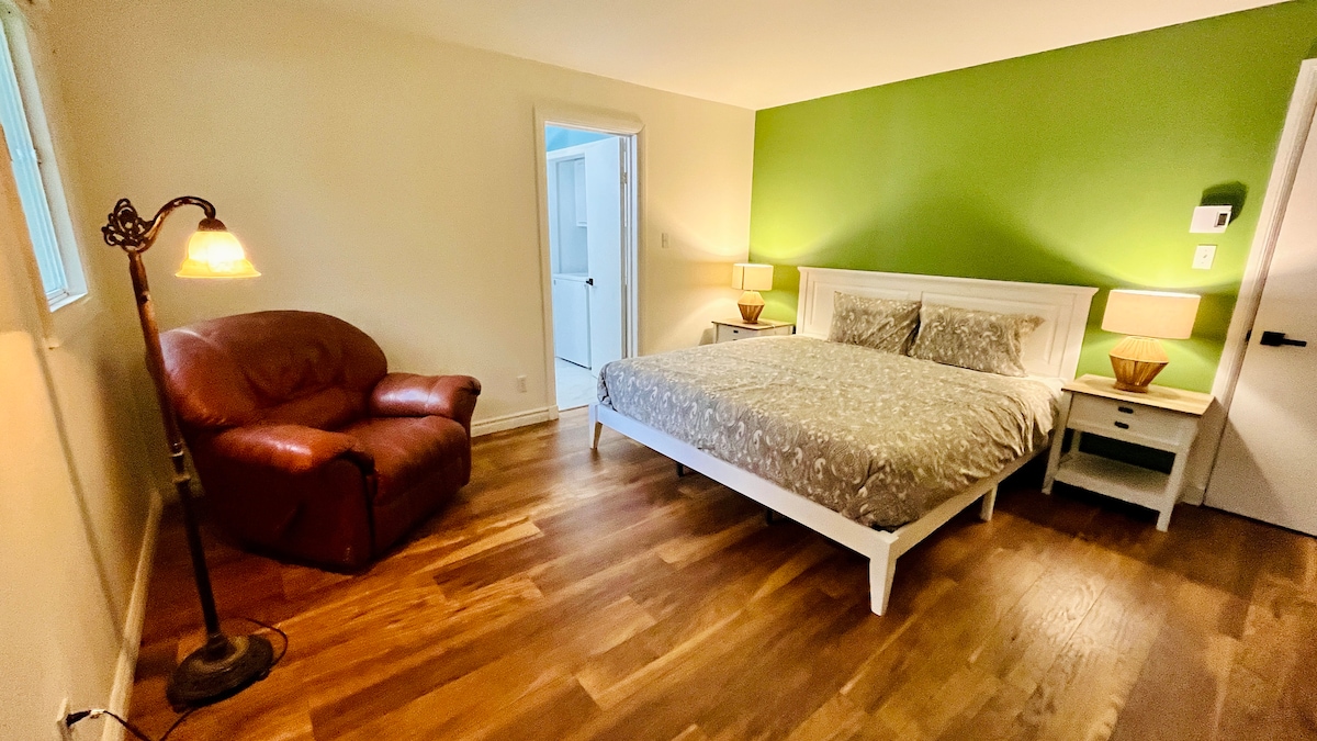 Habitación doble en el 1er piso,  cama King con cómodos sillones. Se acaba de agregar una segunda oficina como complemento de la del segundo piso.