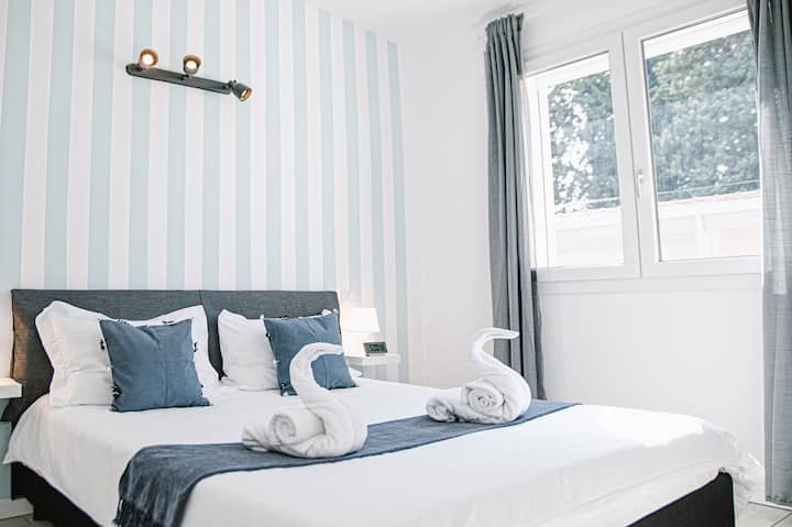 ברוכים הבאים לחדר השינה הראשי המרווח והמרוהט באלגנטיות שלנו, שבו תוכלו להירגע באמת. רוצים לדעת איך יצרנו לאורחים שלנו צורות ברבור? זו רק אחת מהדרכים הרבות שבהן אנחנו שואפים להפוך את השהייה שלכם למיוחדת.