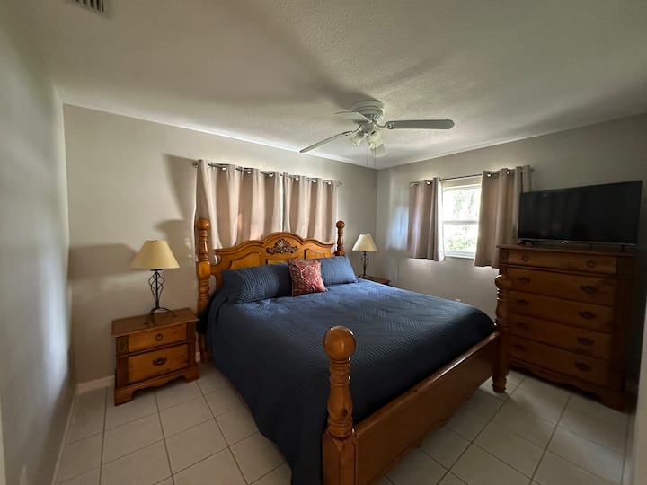 غرفة نوم ثانية بسرير كينج