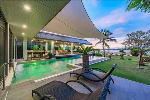 Ultra Luxurious Modern 7BR Villa on Beach | Private Dock | Free Utility Fee | Infinity Infinity Pool