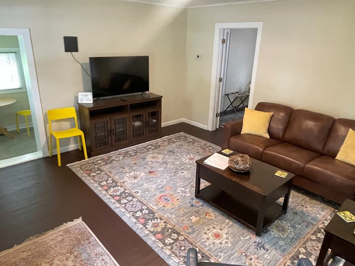 Riverside Guest Cottage - Joplin, MO