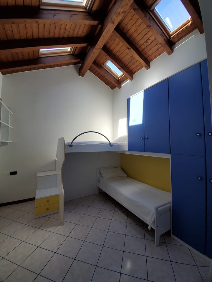 2 camas individuales + tercera cama de desvanecimiento