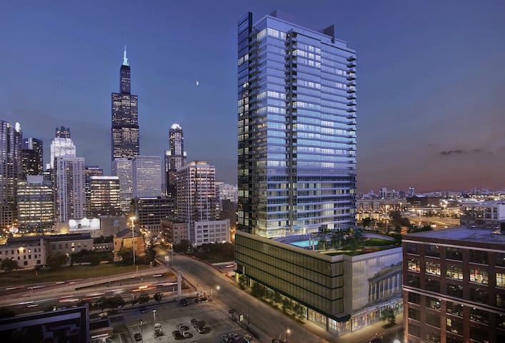 Lux Skyhouse West Loop w/Parking