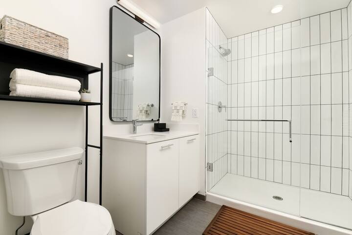 Lux Skyhouse West Loop w/Parking gallery image 4