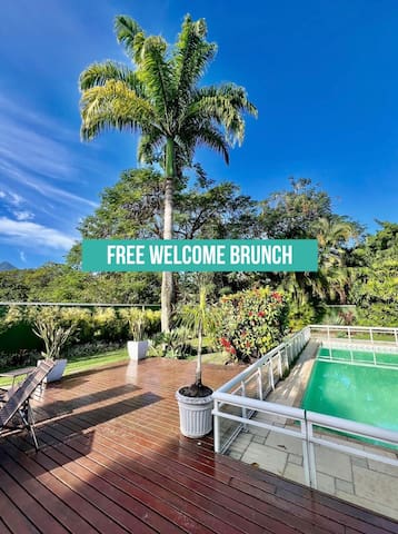 Linda e moderna mansão em condomínio na Barra