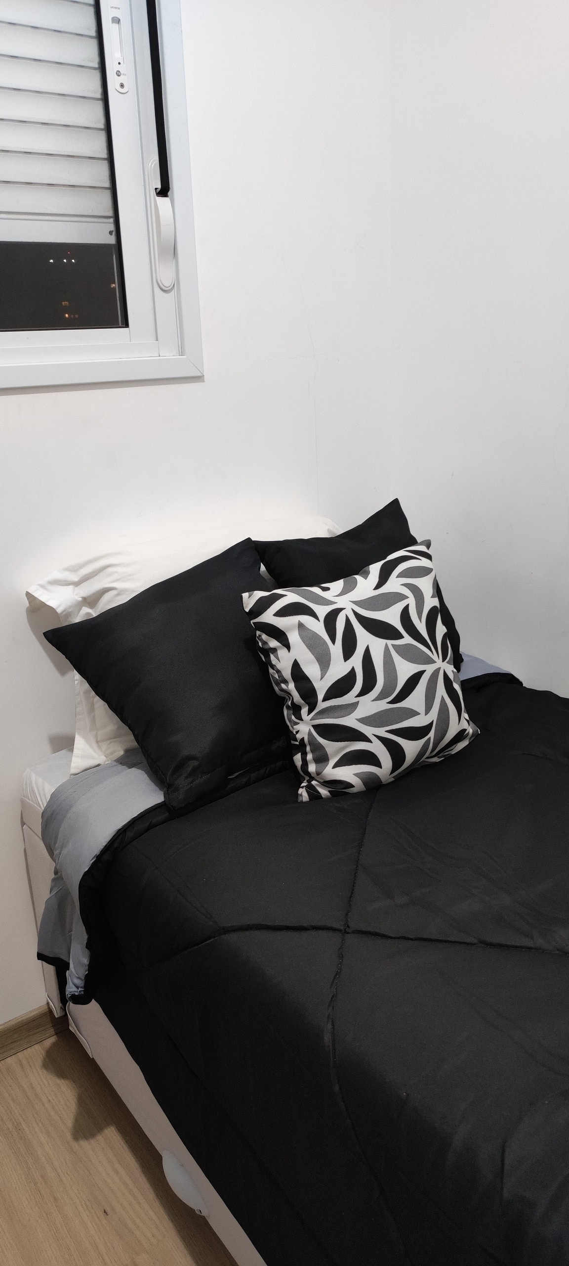 枕2個、クッション、ベッドリネン一式（カバー、ブランケット、ボトムシーツ）付きのダブルベッド。