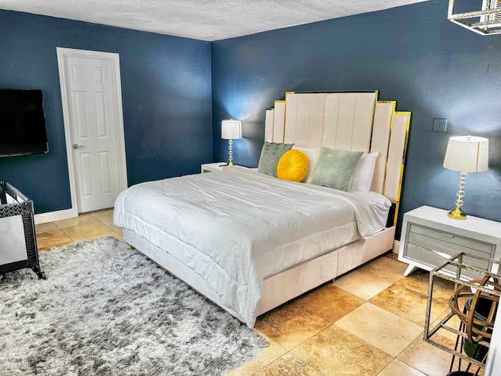 dormitorio principal con TV y una cuna para niños para tus necesidades