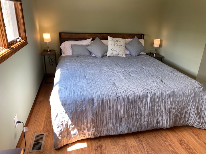 A partir de julio de 2024, nueva cama tamaño king en el segundo dormitorio de arriba. 