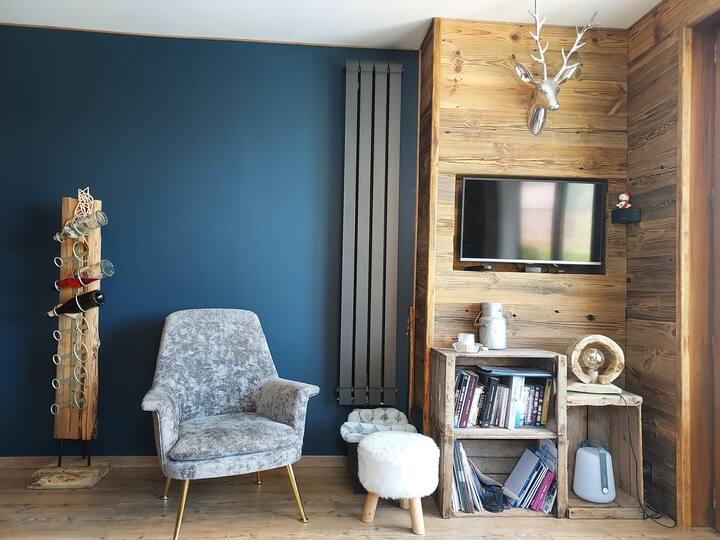 In deze warme en gastvrije woonkamer vind je een hoek met boeken voor je leesmomenten, evenals een tv uitgerust met een thuisbioscoop voor je ontspannende avonden. De woonkamer heeft direct uitzicht op de buitenkant. 