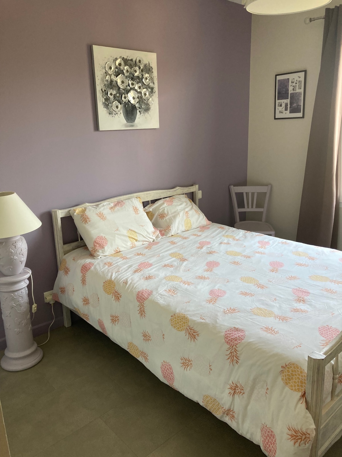 Лилава спалня с офис пространство – телевизор и машина NESPRESSO с капсула