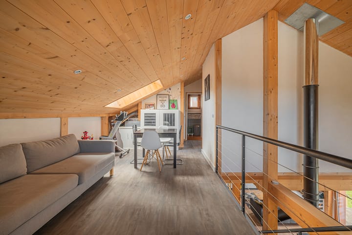 Აღმოაჩინეთ ჩვენი მომხიბლავი ანტრესოლიანი ოთახი, მყუდრო და ეშმაკურად დანიშნული სივრცე თქვენი კომფორტის ოპტიმიზაციისთვის. Ხის დახვეწილი კიბით ანტრესოლს აქვს მაღალი ხარისხის გასაშლელი დივანი.