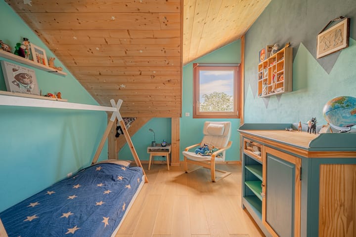 Ფერადი დეკორი და სახალისო ნიმუშები სტუმართმოყვარე და მასტიმულირებელ გარემოს ქმნის. Მოსახერხებელი თაროები და სათავსო ხელმისაწვდომია სათამაშოებისთვის, წიგნებისა და ტანსაცმლისთვის, წესრიგისა და შემოქმედებითობისთვის.