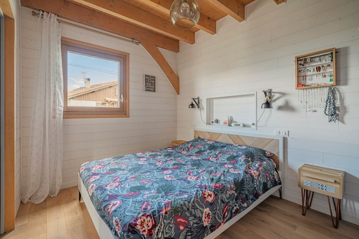 Აღმოაჩინეთ ჩვენი დახვეწილი და ფართო მთავარი აპარტამენტი, რომელიც შექმნილია სრული კომფორტისა და აბსოლუტური დასვენებისთვის. Საძინებელში არის სტანდარტული ორადგილიანი საწოლი ბამბის ზეწრებით, რაც უზრუნველყოფს მშვიდ ძილს.