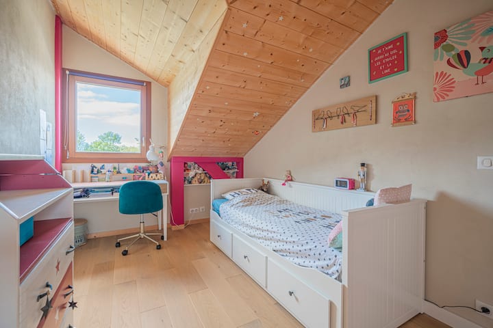 Კეთილი იყოს თქვენი მობრძანება ჩვენს მომხიბლავ საბავშვო ოთახში, რომელიც შექმნილია უმცროსებისთვის კომფორტული და მხიარული სივრცის შესაქმნელად. Ოთახი ნათელი და ხალისიანია, დიდი ფანჯრის წყალობით, რომელიც ბუნებრივ სინათლეს იძლევა.