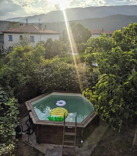 Spacious studio with garden and pool access