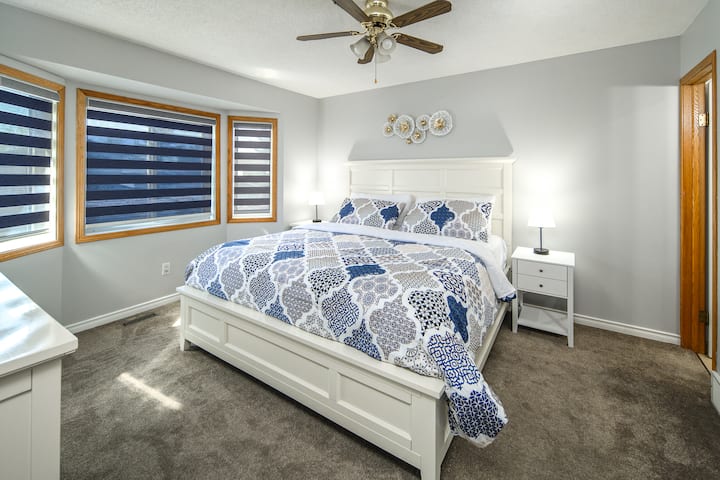 Newly Renovated! Perfect Location! King Bed! - Calgary