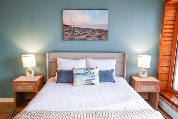 Táto spálňa má manželskú posteľ a v prípade potreby aj dvojlôžkovú prístelku.