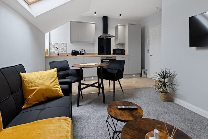 Modern Apartment King Room |Free Parking| Suite 9 - Nottingham