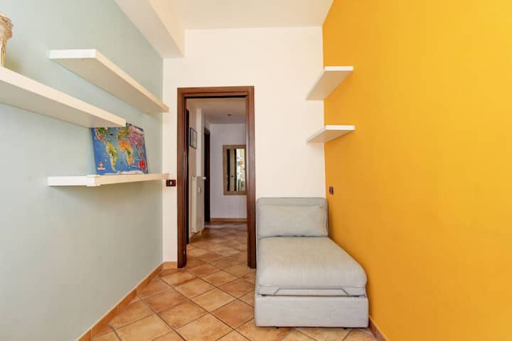 Საძინებელი ორადგილიანი საწოლით, საწოლისპირა მაგიდებით, კონსოლის მაგიდებით, კედლის ტელევიზორით, ორი კარადით (უჯრებითა და საკიდებით), ჭერის ვენტილატორით კონტროლირებადი დისტანციური მართვის პულტით