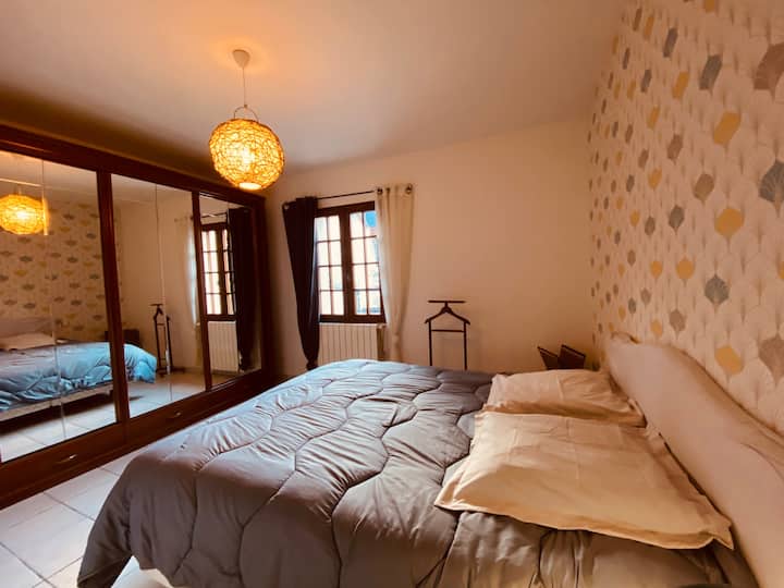 Ეს საძინებელი ორადგილიანი საწოლით მდებარეობს პირველ სართულზე.