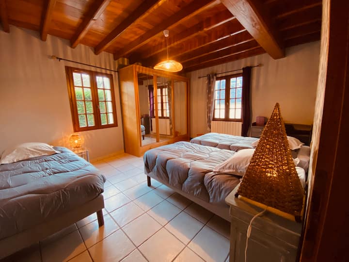 Ამ ოთახში არის 3x სინგლი. Სურვილისამებრ, შეგიძლიათ გადაიტანოთ ახლომდებარე ოთახში.