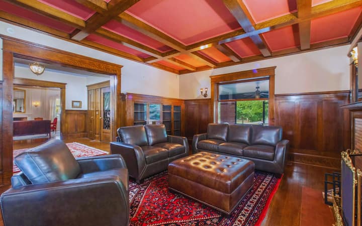 Luxury & Spacious King Suite + Breakfast Included - Lincoln, NE