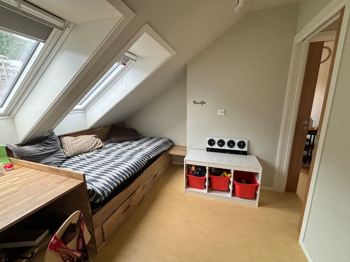 السرير 1.20 ويمكن أن يستوعب طفلين أو شخص بالغ واحد