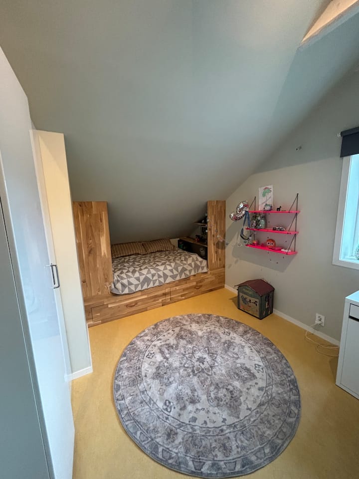 يبلغ طول السرير 1.20 سم ويمكن أن يستوعب طفلين أو شخص بالغ واحد