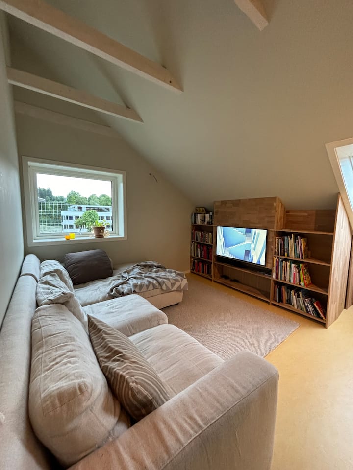 غرفة تلفزيون مريحة مع تلفزيون Apple على الإطار