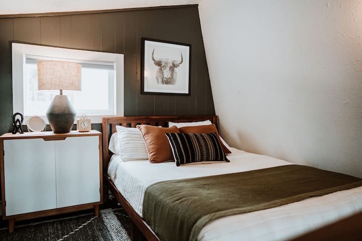 Queen sized bed with brand new, luxury Helix mattress awaiting you in the loft bedroom.
