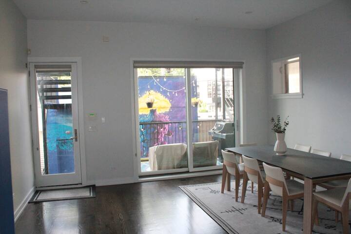 Beautiful Condo in Lincoln Park w/ Rooftop gallery image 3