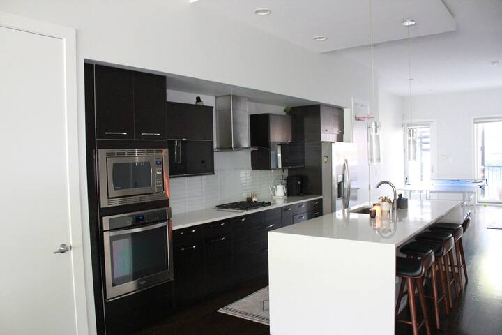 Beautiful Condo in Lincoln Park w/ Rooftop gallery image 4