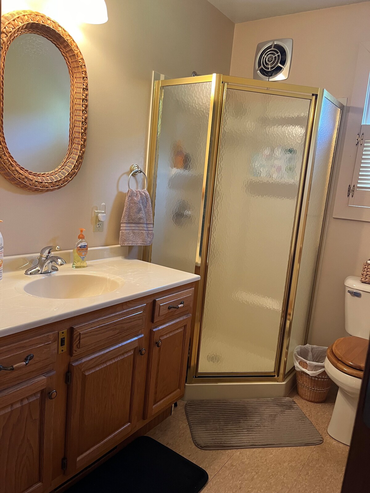 Full bathroom 2 image 1 at Hercules Hub in Emporium