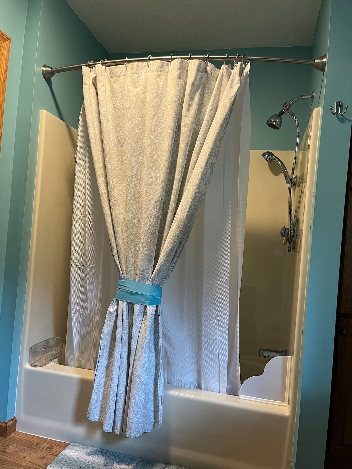 Full bathroom 1 image 3 at Hercules Hub in Emporium