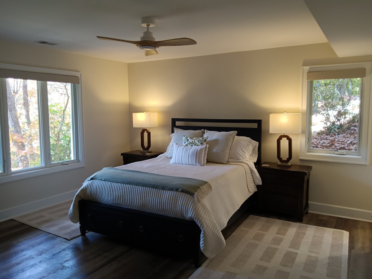 เตียงควีนไซส์อยู่ชั้นล่าง