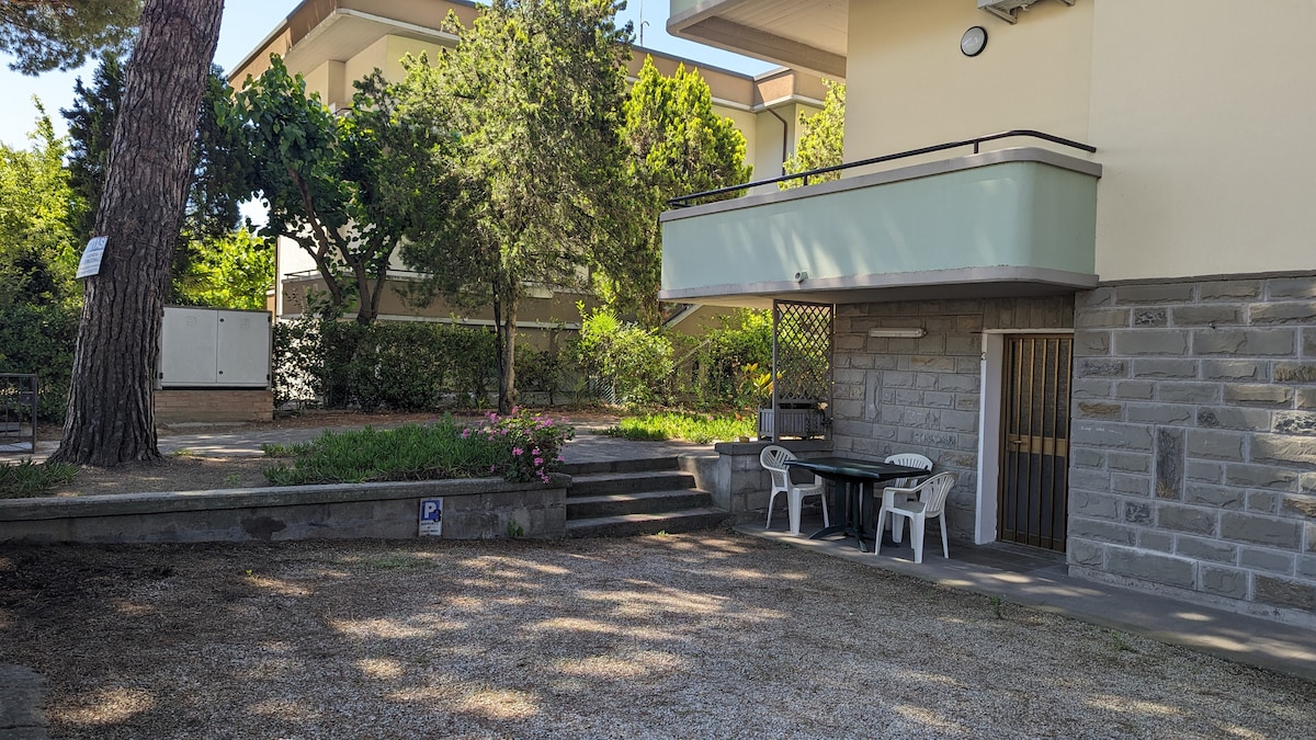 Cortile esterno con zona pranzo all'aperto appartamento Pinarella