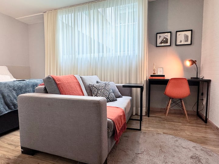 Sofa na Sehemu ya Kufanyia Kazi/Utafiti