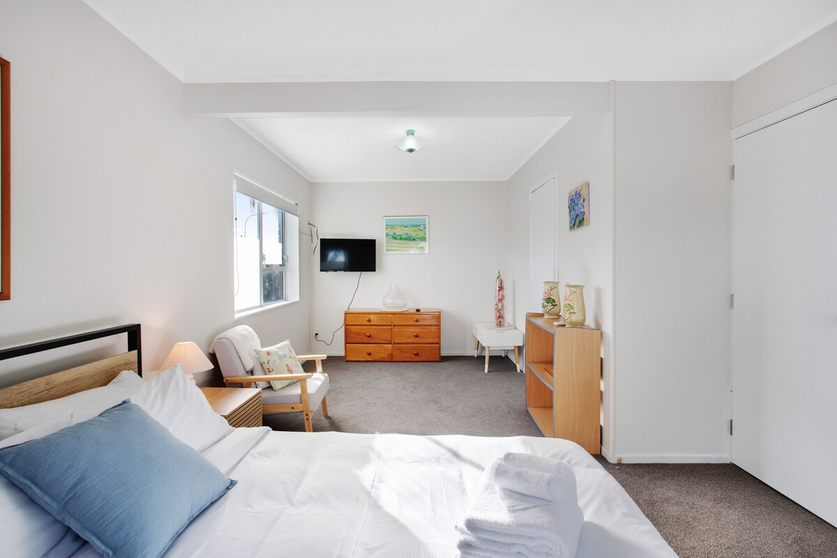 Ka shumë dritë natyrale që përmbyt dhomën e gjumit poshtë.