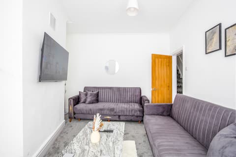 Top Airbnb: Big new house - 5BDR near City in Moston & Harpurhey